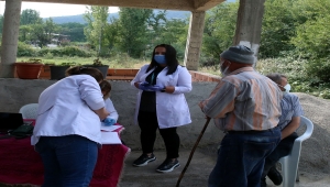 Tokat'ta mobil aşı ekipleri, köy köy dolaşarak vatandaşlara Kovid-19 aşısı yapıyor