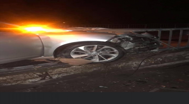 Tokat'ta otomobil köprü korkuluğuna çarptı: 2 yaralı