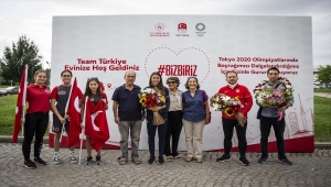 Tokyo 2020'de modern pentatlonda 5. olan İlke Özyüksel, Ankara'da çiçeklerle karşılandı 