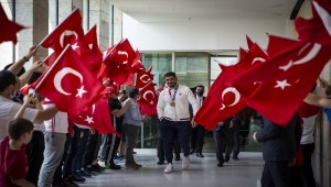 Tokyo'da bronz madalya kazanan Taha Akgül Ankara'da çiçeklerle karşılandı