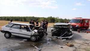 Uşak'ta iki otomobil çarpıştı: 1 ölü, 1 yaralı