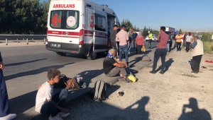 Uşak'ta yolcu otobüsünün devrilmesi sonucu ilk belirlemelere göre 30 kişi yaralandı