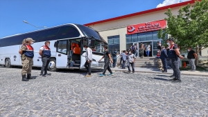 Van'da düzensiz göçmenlerin yakalanarak sınır dışı edilmelerine ilişkin süreç görüntülendi
