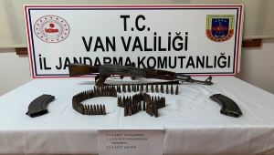 Van'da motor bölümüne gizlenmiş silah bulunan araçtaki iki şüpheli gözaltına alındı