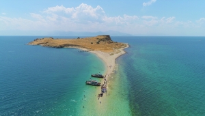 Van Gölü'nde onlarca kişi su altındaki antik yoldan yüzerek ve yürüyerek Çarpanak Adası'na ulaştı