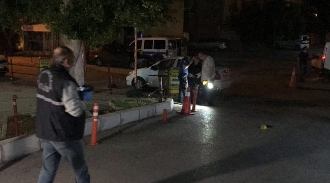 Adana'da bekçilerden kaçarken tabancası ateş alan kişi yaralandı