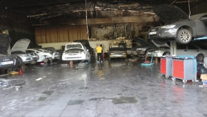 Adana'da tamir atölyesinde çıkan yangında 3 araçta hasar oluştu
