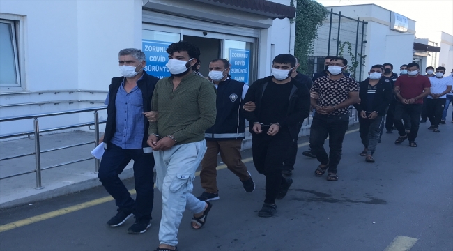 Adana merkezli göçmen kaçakçılığı operasyonunda yakalanan 4 şüpheli tutuklandı