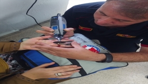 Afyonkarahisar'da bir kadının parmağına sıkışan yüzüğü itfaiye ekipleri keserek çıkardı