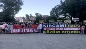 Antalya'da imar sorunlarının çözülmesini isteyen mahalle sakinleri yolu ulaşıma kapattı