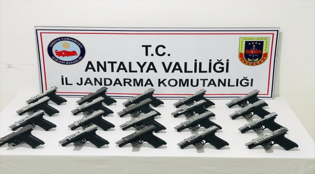 Antalya'da silah kaçakçılığı yaptığı ileri sürülen iki şüpheli yakalandı