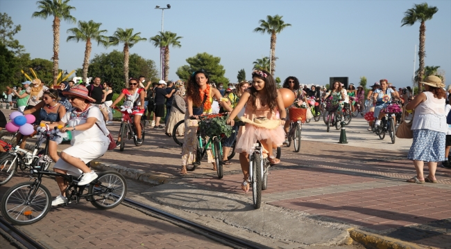 Antalya'da "Süslü Kadınlar Bisiklet Turu" düzenlendi