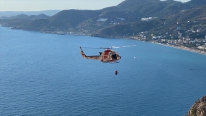 Antalya'da yamaç paraşütüyle kayalıklara düşen kişi kurtarıldı