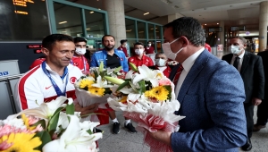 Avrupa şampiyonu Ampute Milli Futbol Takımı, Ankara'da çiçeklerle karşılandı