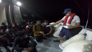 Aydın'da Türk kara sularına itilen 53 düzensiz göçmen kurtarıldı