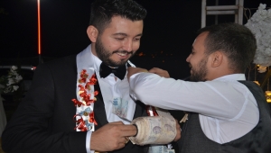 Aydın'daki düğünde damada arkadaşları tarafından 60 metre uzunluğunda 5 liralık banknotlar takıldı