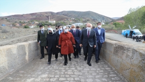 Bakan Karaismailoğlu, Kalecik'teki yenilenen Tarihi Develioğlu Köprüsü'nde incelemede bulundu: