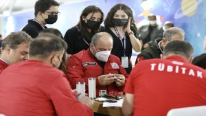 Bakan Varank, TÜBİTAK SAGE'nin TEKNOFEST'teki atölyesinde gençlerle roket tasarladı