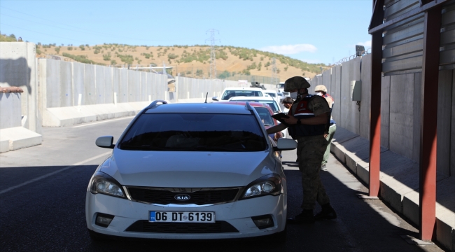 Bingöl'de mobil sağlık ekipleri, jandarma kontrol noktasında sürücü ve yolcuları aşılıyor