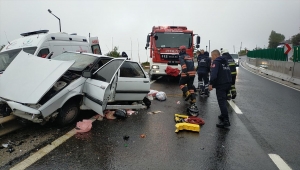Bolu Dağı'nda bariyerlere saplanan otomobildeki 3 kişi ağır yaralandı