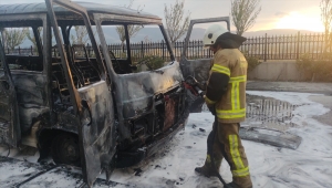 Bursa'da hastane bahçesinde park halindeki minibüs yandı