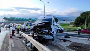 Bursa'da işçileri taşıyan servis aracı yol ayrımındaki bariyerlere çarptı: 6 yaralı