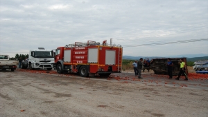 Çanakkale'de tırın çarptığı domates yüklü traktördeki 5 kişi yaralandı