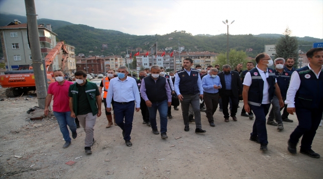 Çevre ve Şehircilik Bakanı Kurum, sel felaketinin yaşandığı Bozkurt'ta incelemelerde bulundu