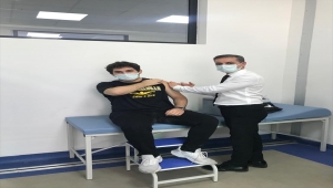 Diyarbakır İl Sağlık Müdürü Tekin 2 çocuğunun Kovid-19 aşısını yaptı