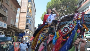 Dünya ikincisi işitme engelli atlet Aysun Akay, Aydın'da deve turuyla vatandaşları selamladı