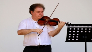 Dünyaca ünlü keman virtüözü Cihat Aşkın kendisini "kültürlerarası müzik ulağı" olarak tanımlıyor: