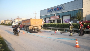 Düzce'de kamyonla çarpışan motosikletteki 2 kişi öldü