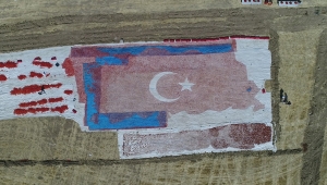 Elazığ'da mevsimlik işçiler kurutmalık domateslerle ay yıldızlı Türkiye haritası yaptı