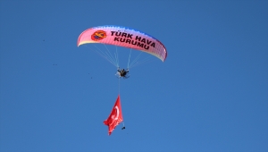 Erzincan'da "Avrupa Hareketlilik Haftası" kapsamında bisiklet turu ve yamaç paraşütü yapıldı