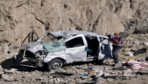 Erzincan'da hafif ticari araç devrildi: 1 ölü, 2 yaralı