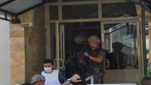 Erzincan'da iki kişiyi öldüren şüpheli evinin balkonundan giren özel harekat polislerince yakalandı