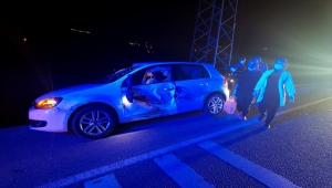 Erzincan'da tır ile tarım aracına çarpan otomobildeki 3 kişi yaralandı