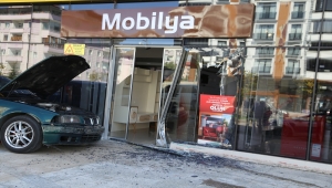 Erzurum'da kontrolden çıkan otomobil mobilya mağazasının camına çarparak durdu