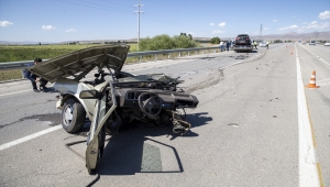 Erzurum'daki kazada ikiye bölünen otomobildeki 4 kişi yaralı kurtuldu