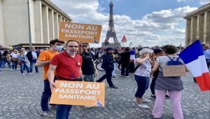 Fransa'da hükümetin Kovid-19 ile mücadele politikasına karşı çıkanlar yine sokaklarda