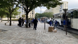 Fransa'da Paris Valiliği önünde çadır kuran evsizler bekleyişlerinin 4'üncü gününde tahliye edildi