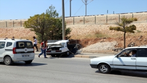 Gaziantep'te aydınlatma direğine çarparak hurdaya dönen otomobilin sürücüsü yaralandı
