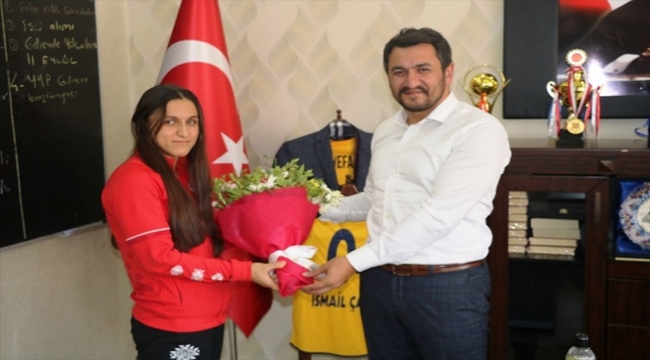 Golbol Kadın Milli Takımı oyuncusu Kader Çelik, memleketi Ağrı'da çiçeklerle karşılandı