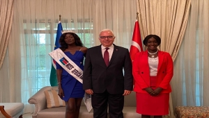 Güney Sudan'ın "Miss Africa Golden" temsilcisi, Cuba Büyükelçisi Mutaf'ı ziyaret etti