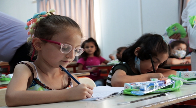 Hatay'da geçici barınma merkezinde eğitim gören Suriyeli çocuklara diş bakım ürünleri dağıtıldı
