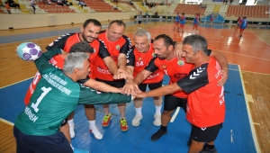Hentbolun duayenleri Sakarya'da Şehit Ali Gaffar Okkan anısına düzenlenen turnuvada buluştu