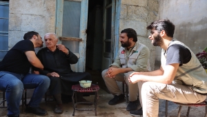İHH, İdlib'in 90 yaşındaki "Hacı" lakaplı Hristiyan'ı Butrus'a yardım ulaştırdı