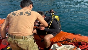 İskenderun'da dalış eğitiminde tespit edilen şüpheli cisimleri Sualtı Savunma Timi imha etti