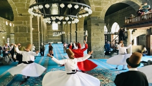 İslam'ın 5. Harem-i Şerif'i kabul edilen Diyarbakır Ulu Cami'de sema gösterisi düzenlendi