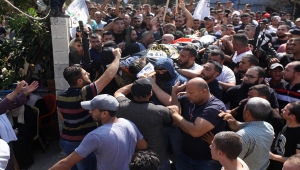İsrail askerlerince öldürülen Filistinli genç, binlerce kişi tarafından son yolculuğuna uğurlandı